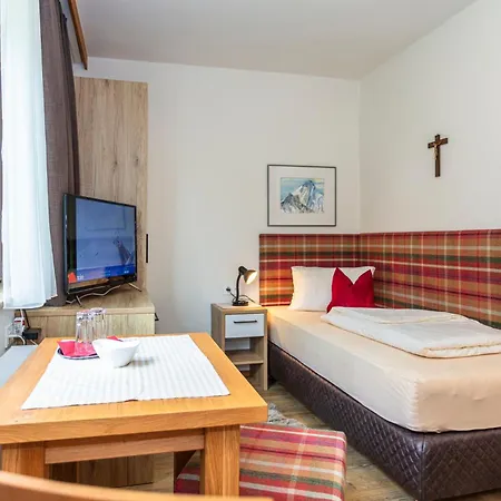 Hoelzl 3* Нойкирхен-ам-Гросфенедигер